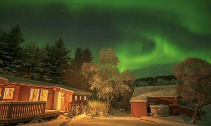 Vestvagøy Cabin | Waterfront mountain view cabin Lofoten
