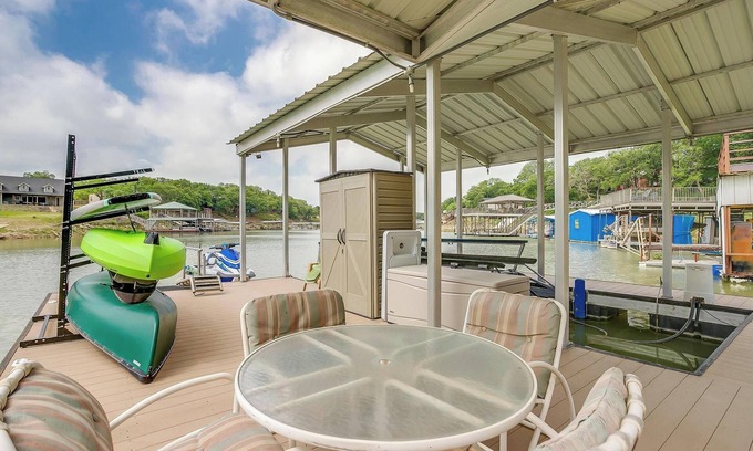 Chico House | waterfront, multi level gated deck + Kayaks!