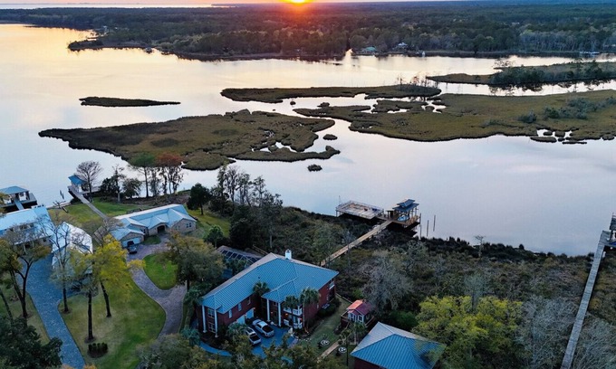 Freeport Apartment | Waterfront Property w/Pool & Dock