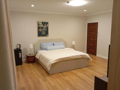 Bang Pakong Bed & Breakfast | Waterfront Royal Villa