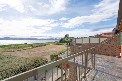 Sandy Bay House | Waterfront Stay at Nutgrove Beach