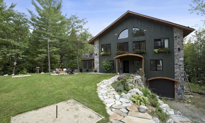 Val-des-Monts Ski Chalet | Waterfront Tennis, Anyone?