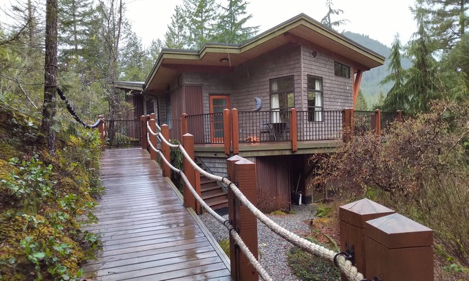 Madeira Park Cabin | Waterview Architectural Gem - Romantic Seclusion!