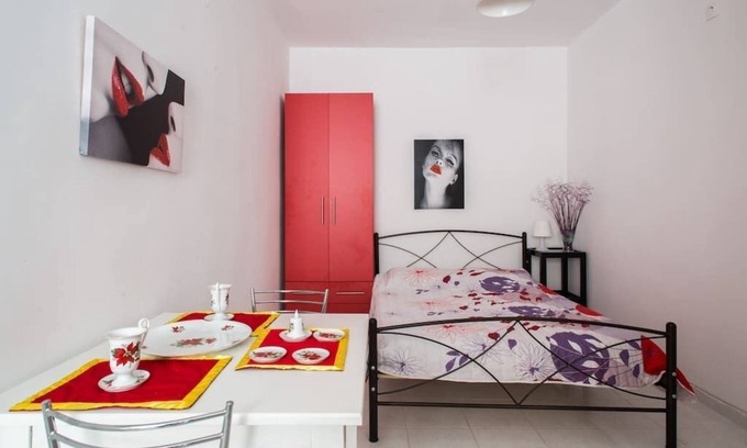 Salamis House | Wavedance Accommodation (Estia)