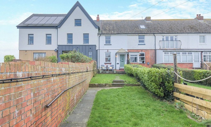 Hill Head Cottage | We love this cosy cottage, located just a two minute walk from the beach.