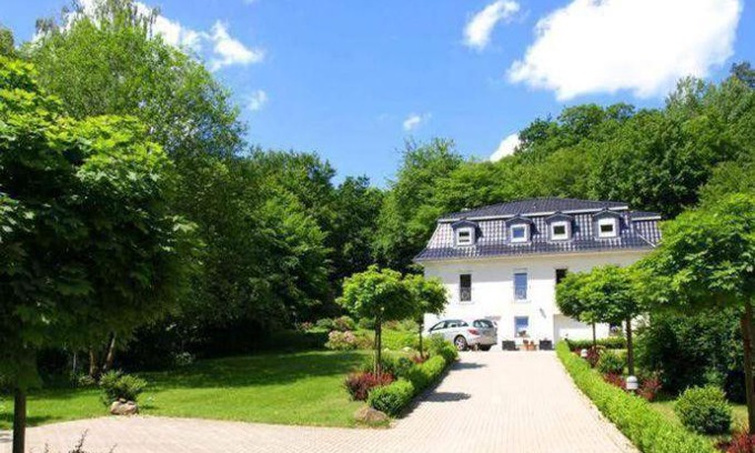 Bad Suderode Apartment | Weisses-Haus-am-Kurpark-Fewo-Gartenblick