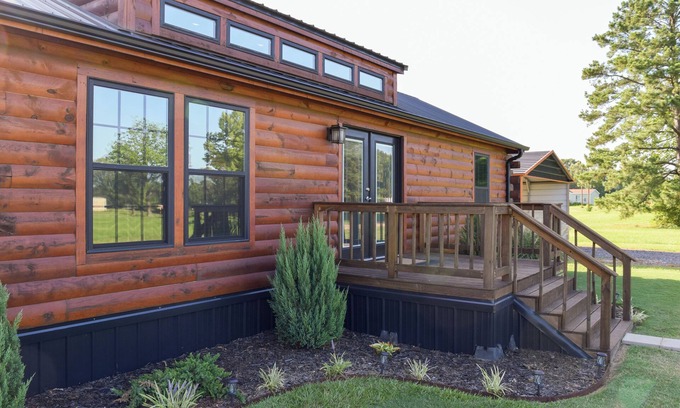 Texarkana Cabin | Welcome to Cabin by the Meadow-your perfect retreat on the outskirts of town!