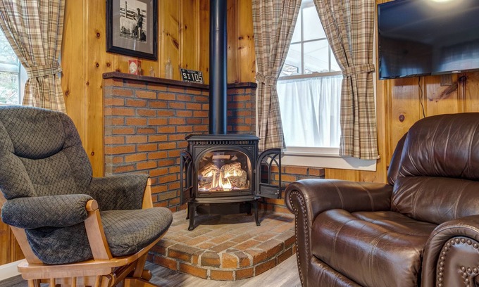 Rochester Cottage | Welcome to Stuart Cottage- comfy, clean, and convenient!