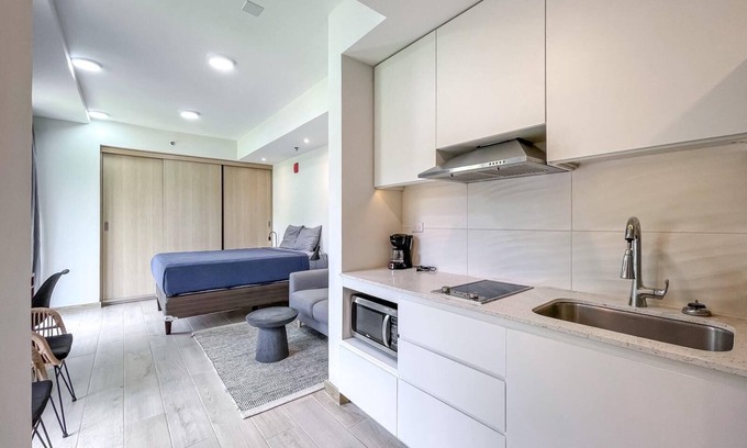 Crawfish Rock Condo | Well Equipped Studio in Roatan's Tallest Tower