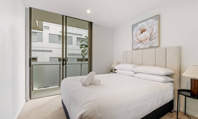 West End Apartment | West End Flat with Pool and BBQ Access