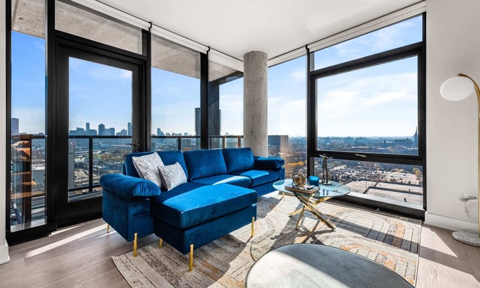 West Loop Apartment | West Loop Balconied 2BR for Upscale Tours