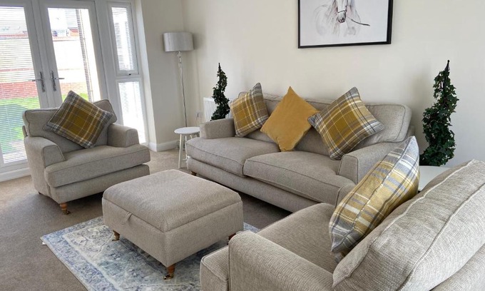 Milton Keynes House | Westergate - 4 Bed Luxury Home with free parking