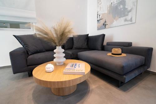 Vouliagmeni Apartment | White House Vouliagmeni 2-Free parking-next to the sea