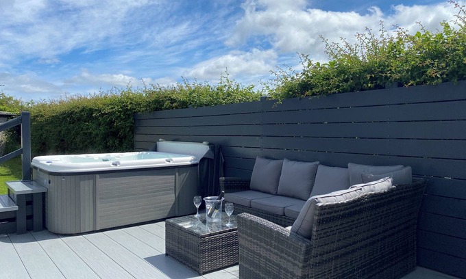 Dinas Cottage | White Towers - HW7625