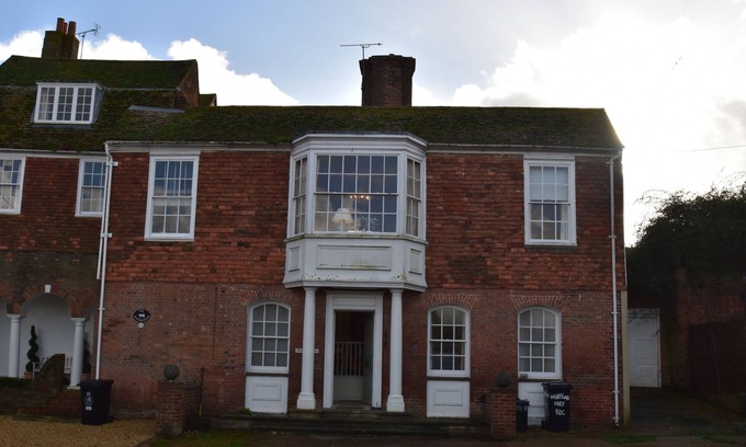 Rye House | Whitefriars is a family & dog friendly holiday home, sleeping 8 guests in Rye