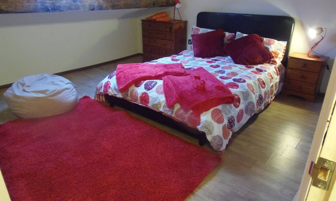 Bramley House | Whole house - 2 bedrooms, lounge kitchen bathroom, front garden