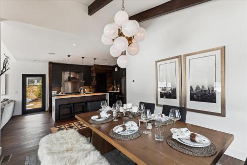 Stowe Area House | Wildebrook: 4br Mountain Luxury, fireplace, hot tub, x-country ski in/out, 10min to ski resort!