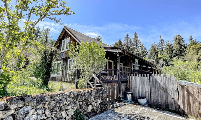 Burnt Ranch Cabin | Wilderness retreat with board games & large porch - mountain views