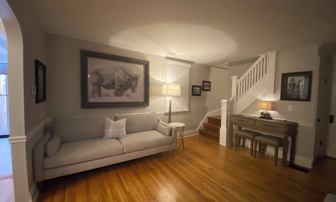 Williamsville House | Williamsville Village Farm House Convenient location for visting Niagara Falls