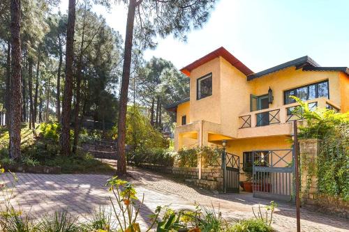 Kasauli Villa | Wind Chimes by 'V Are Family' - Valley Views, BBQ, Patio - Serviced Villa!