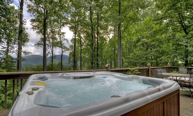 Walnut Mountain Cabin | Wind Rush- Pet-friendly retreat featuring breathtaking mountain views, hot tub, WiFi, paved roads, and convenient proximity to downtown Ellija
