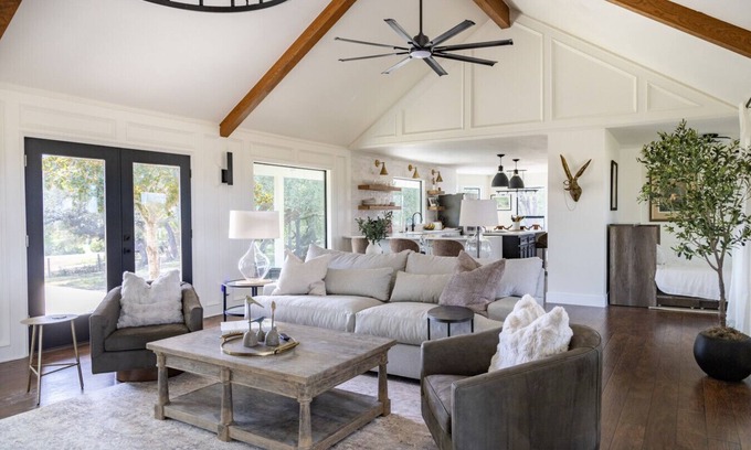 La Grange House | Windy Hill Retreat | Modern Farmhouse with Views, Cowboy Pool & Firepit