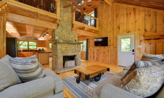 Olin Cottage | Wine Country Cottage w/Fire Pit in Olin!