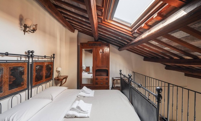 Santa Veneranda Apartment | With loft, in a historic farmhouse in the hills with pool