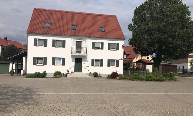 Dasing Apartment | Wohnung Orange - Helle FeWo mit gemütlicher Sitzecke und kostenfreiem WLAN