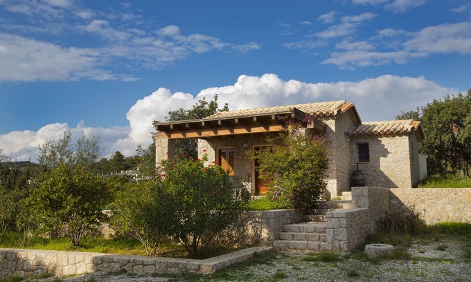 Kilada Cottage | Wonderful cottage next to the sea