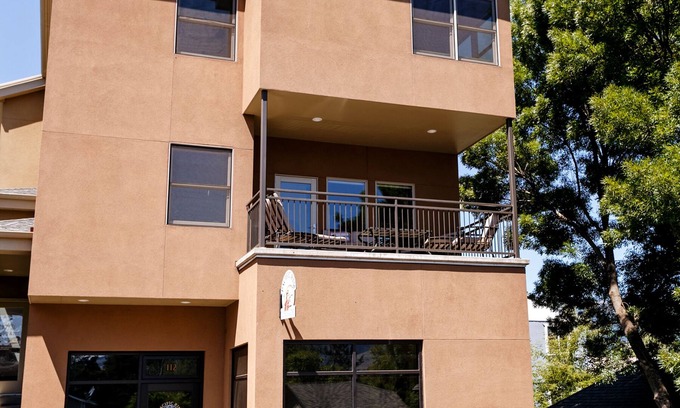 Hood River Condo | WONDERFUL Downtown Condo with everything in the heart of Hood River