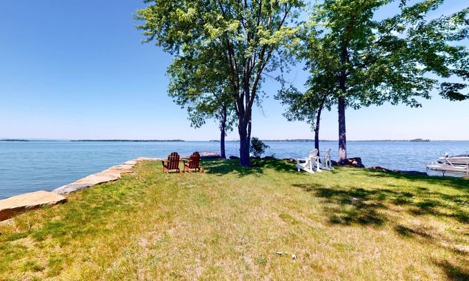 St. Albans House | Wonderful multi-level home right on lake with WiFi, private washer/dryer, & deck