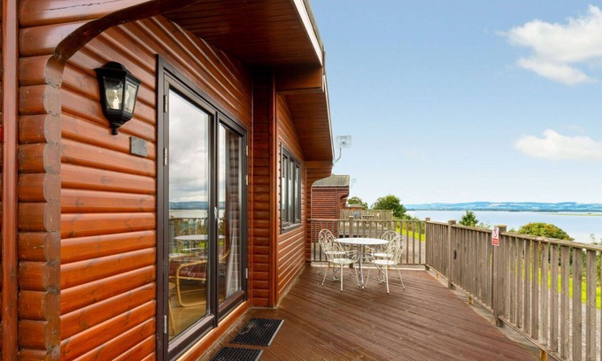 Kinross House | Wonderful private villa for 6 people with WIFI, TV, balcony and pets allowed