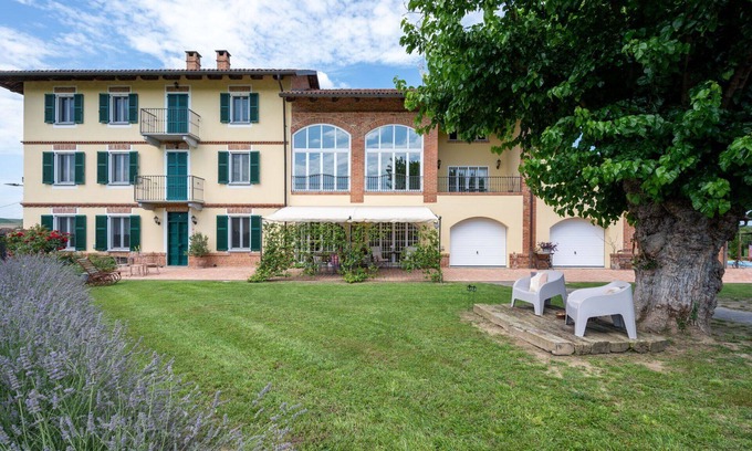 Castell'Alfero House | Wonderful private villa for 9 people with WIFI, hot tub, TV, patio, pets allowed and panoramic v.