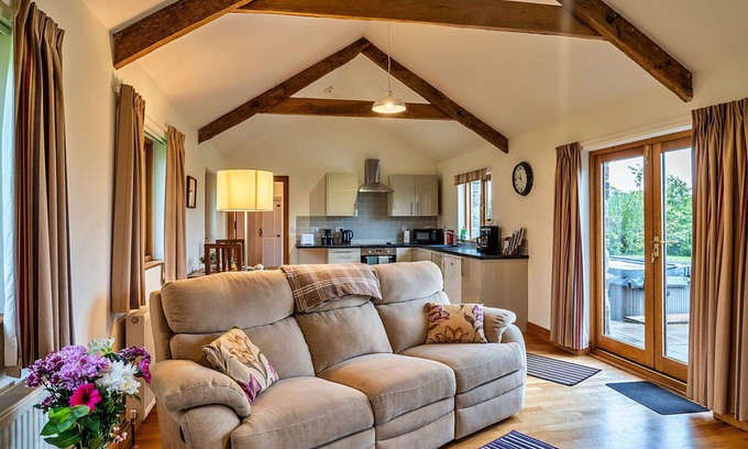 Liskeard House | Wonderful villa for 2 people with WIFI, hot tub and pets allowed