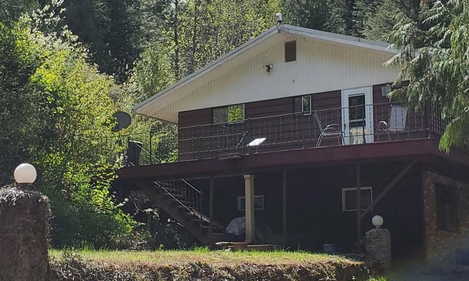 Mead House | Woodland Retreat in Spokane/Mead