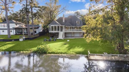 College Park House | Woodlands Area Lake View Retreat