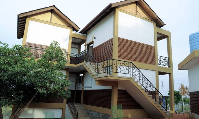 Trincomalee Hotel | Woody crest - ROOM 01 - Dulux-Breezy l hill, just 500m from the beautiful beach.