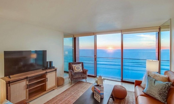 North Pacific Beach Condo | WOW 10th Fl Corner Unit * Ocean Views * Pool + Hot Tub