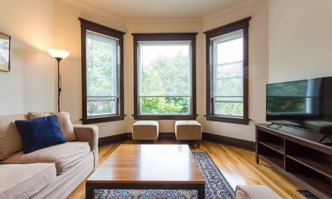 Lakeview Apartment | Wrigley Oasis! Steps from the Field! - 3BD 1BA