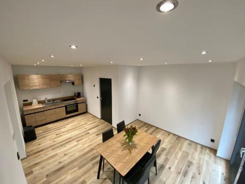 Treisberg Apartment | Wunderschöne 2,5 - Zimmer- Ferienwohnung mit Terrasse und Fernblick im Vordertaunus