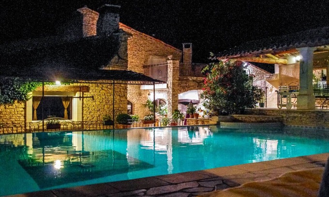 Orgon House | xury country house in Orgon, Alpilles, with exceptional pool area