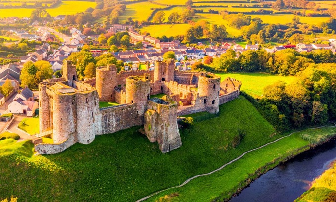 Kidwelly House | Y Felin is ideally situated to explore Carmarthenshire's beaches and castles.