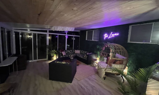 Port Franks Cottage | Year Round Secluded Retreat in Port Franks Close to Private Beach. Hot Tub!