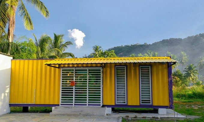Lumut Cabin | Yellow Cube at Lumut Cube Homestay Kontena
