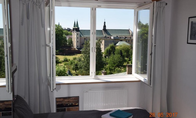 Piasek Połnoc Apartment | Yellow Peaked Shoe Apartment