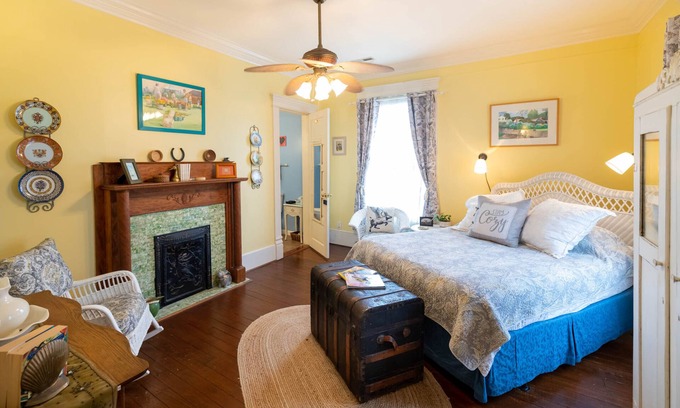 Washington House | Yellow Room at When Pigs Fly Inn