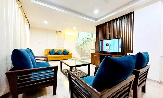 Arsiwalla Villa Villa | YellowBrick Villa - Near Market/Swimming pool/AC/Luxurious