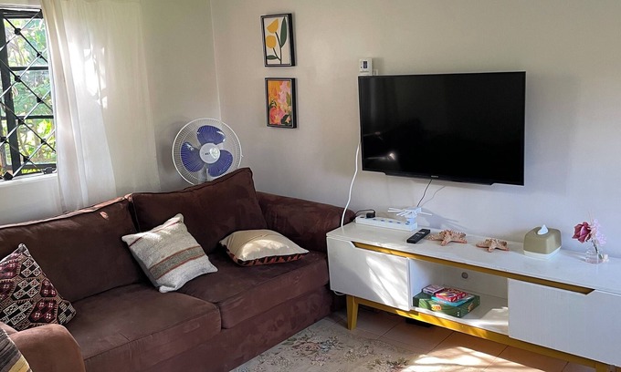 Busia Cabin | Your cozy farm cabin escape! Year-round birds, blooms & serenity.