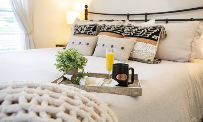 Windsor House | Your Home Away From Home~nDowntown Windsor